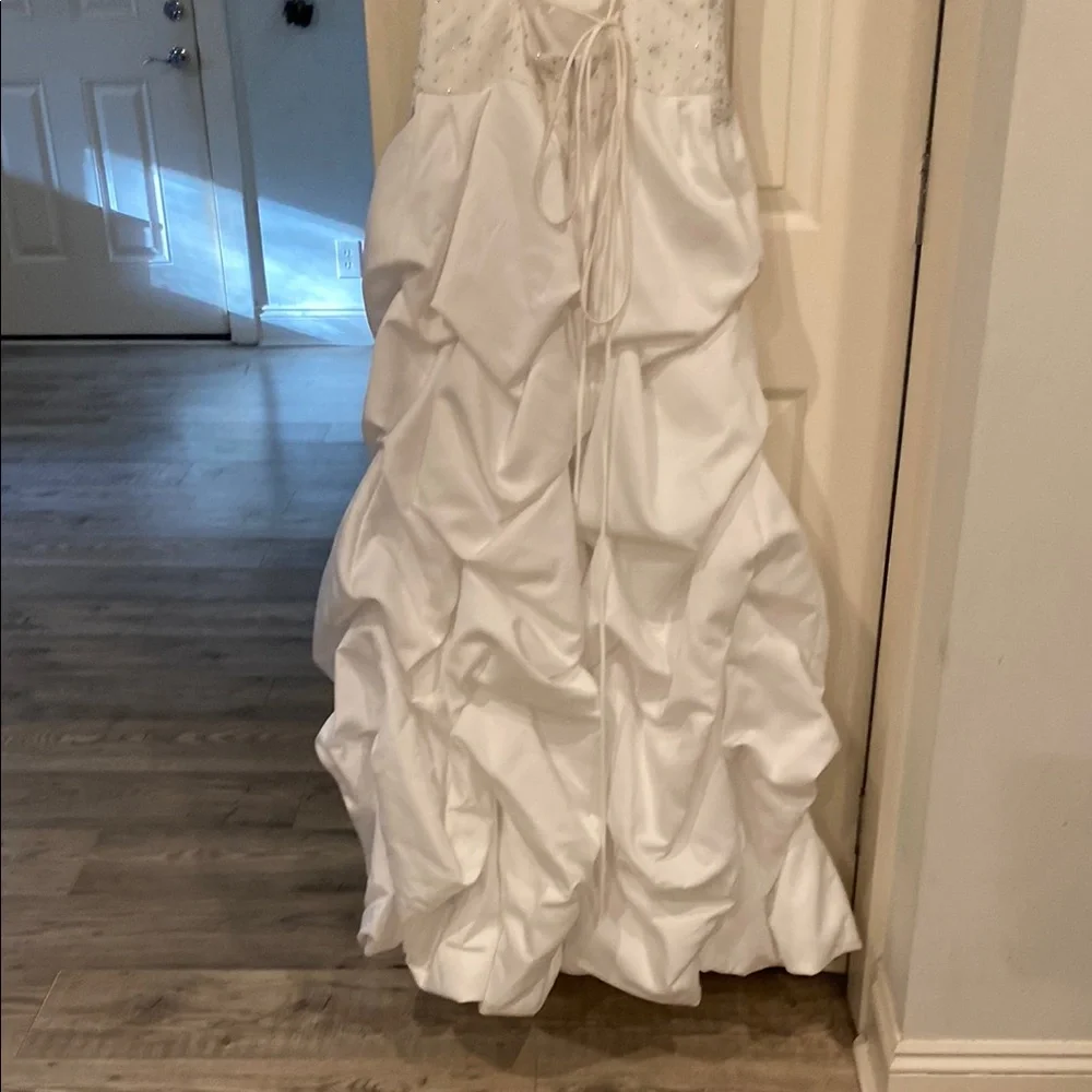 Elegant White Wedding Dress with Intricate Embroidery - Picture 10 of 14